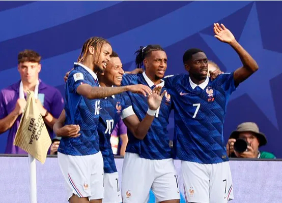法国3-0碾压瑞典，姆巴佩淘汰赛9球创历史
