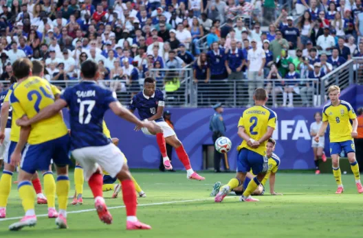 法国3-0碾压瑞典，姆巴佩淘汰赛9球创历史