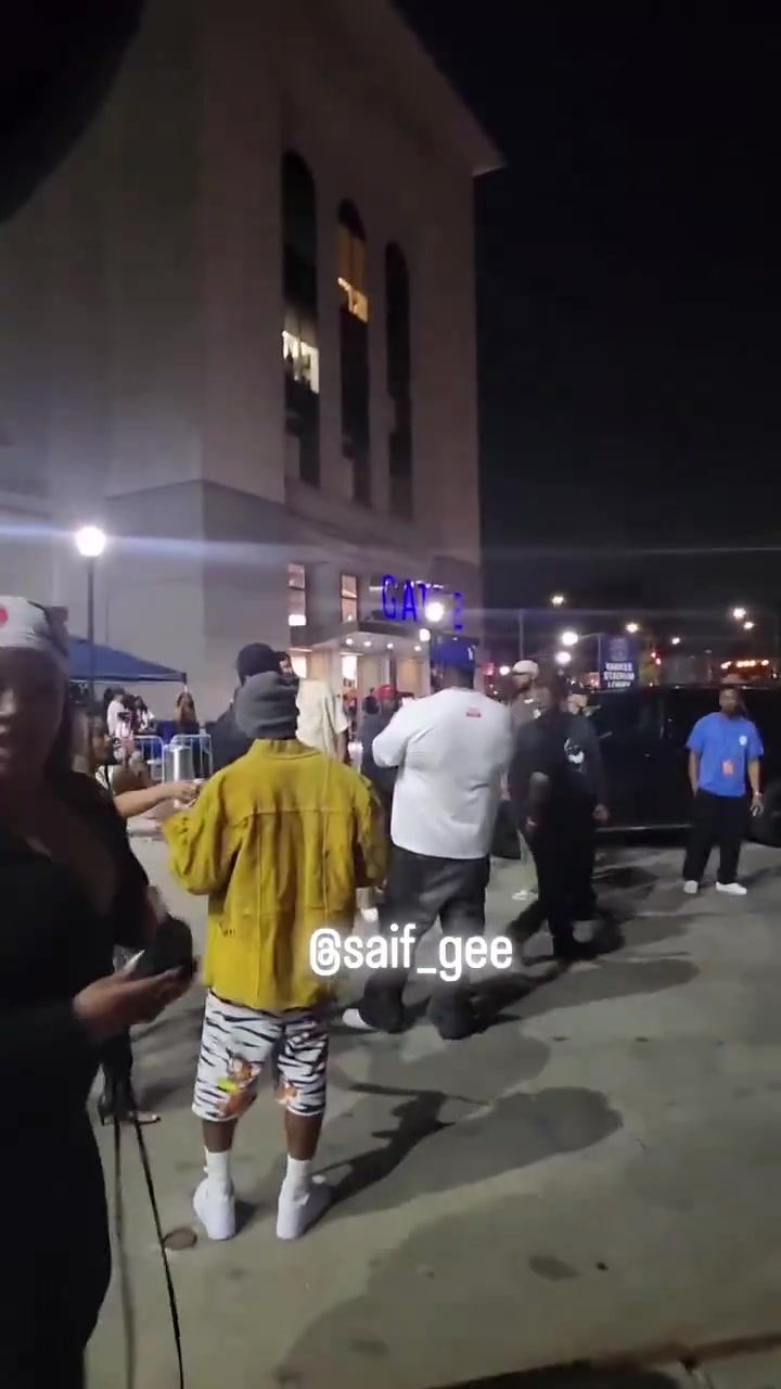 塔图姆纽约现身引尼克斯球迷招募：离开波士顿，那里种族歧视严重