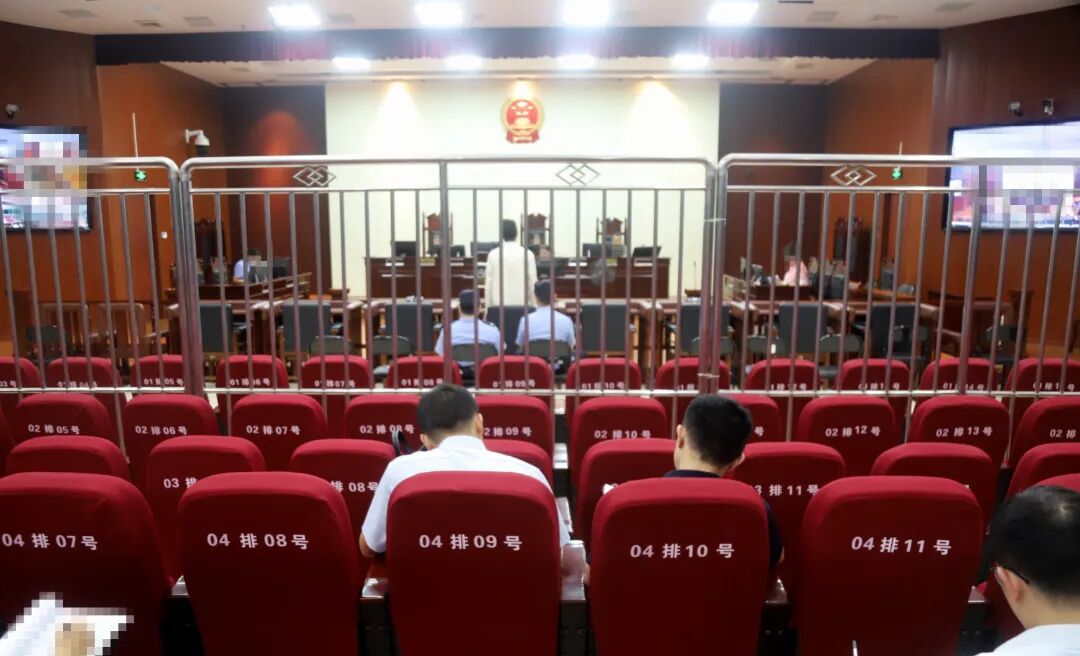 前门将董某某6场放球收64万 判刑1年6个月罚款8万 前门将董某某6场放球收64万 判刑1年6个月罚款8万