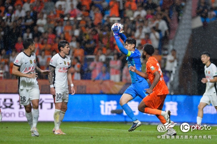 双球争议+越位无效,海港客场2-2遭云南玉昆逼平