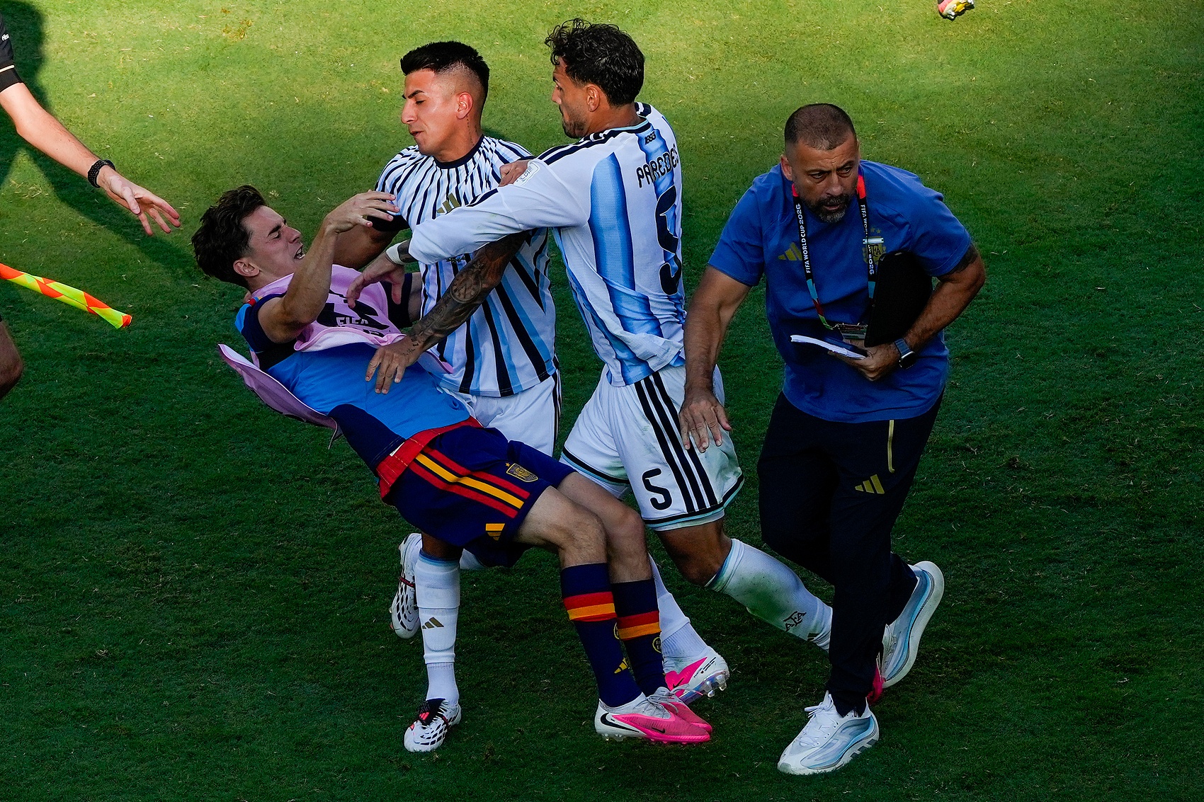 FIFA正式起诉阿根廷三人 莫利纳帕雷德斯面临暴力指控 FIFA正式起诉阿根廷三人 莫利纳帕雷德斯面临暴力指控
