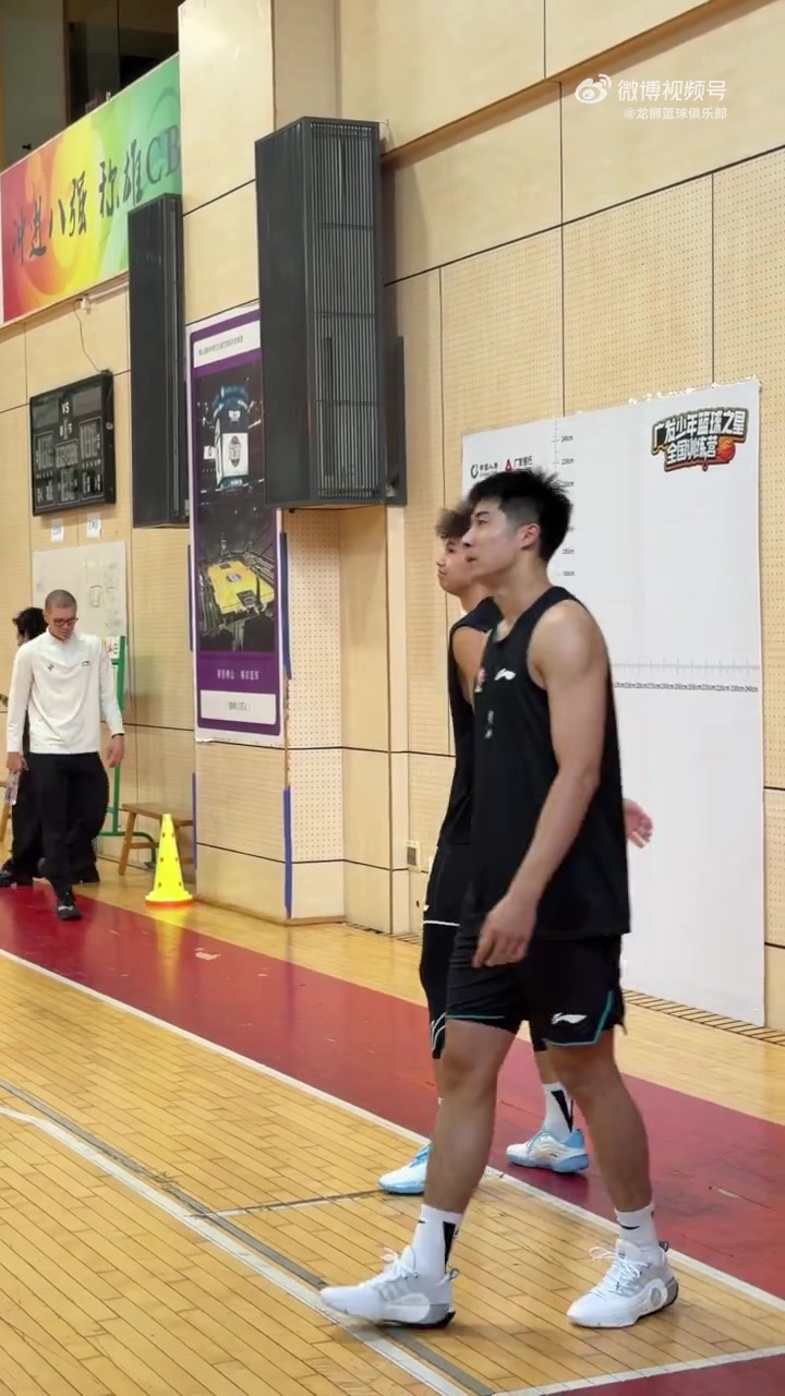 陈国豪归队广州男篮 郭艾伦同场参与合练 陈国豪归队广州男篮 郭艾伦同场参与合练