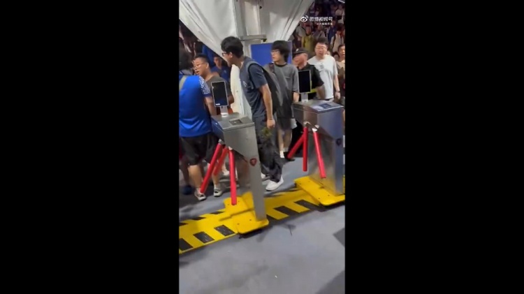 球迷围攻武磊球衣儿童被行拘,文汇网:德比更应“比德” 球迷围攻武磊球衣儿童被行拘,文汇网:德比更应“比德”