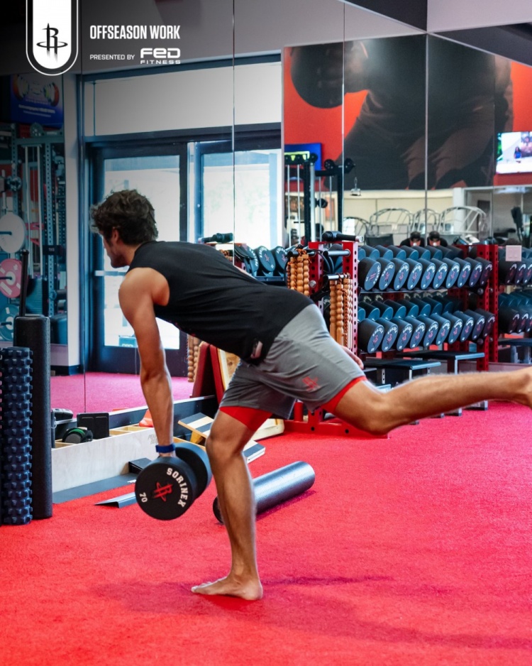 大变样！火箭官方晒训练照：谢泼德蓄胡卷发新造型亮相