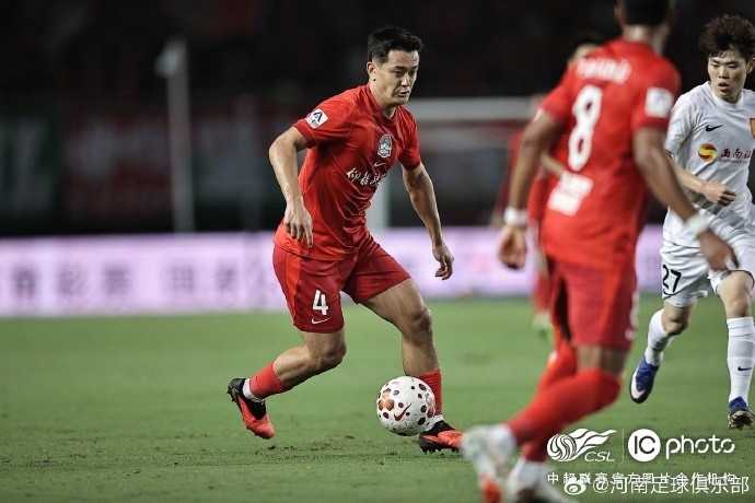 河南俱乐部彩陶坊1-1重庆铜梁龙 古斯塔沃连场破门